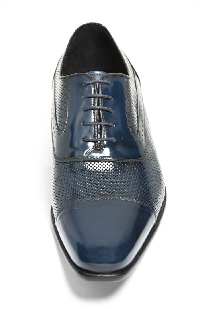 Zapato modelo Oxford con puntera y tapetas lisas al tono