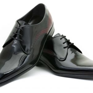 Zapatos de novio modelo Derby en color negro y piel detalle burdeos