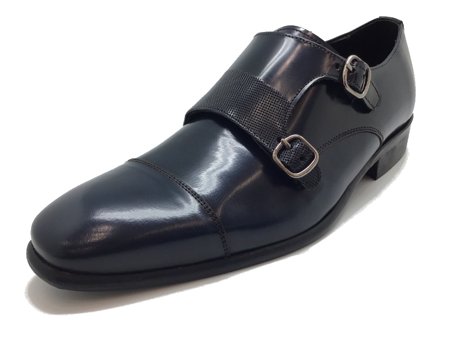 Zapato modelo Oxford, con cierre en hebilla doble y corte en puntera.