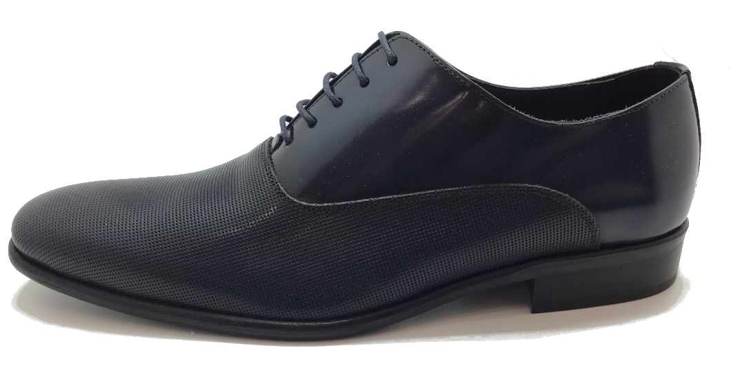 Zapato modelo Oxford, con dibujo micrograbado y pala lisa.