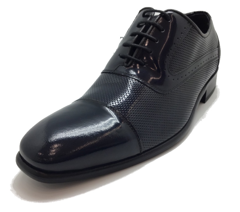 Zapato modelo Oxford, con puntera cortada lisa y el resto del zapato detalle de punteado.