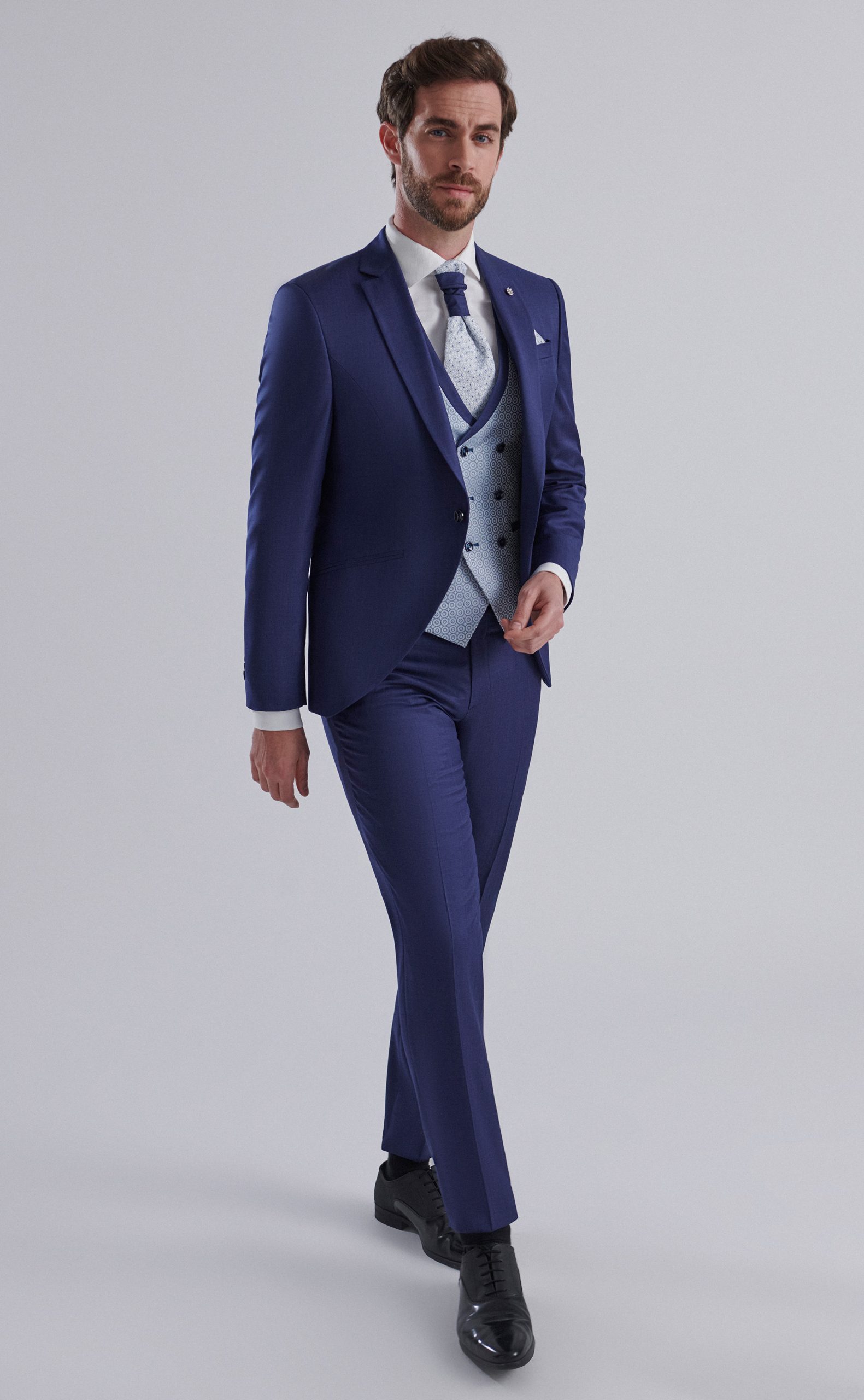 Semilevita de novio en color azul noche con chaleco cruzado y falsa solapa con corbatín bicolor de la Colección Trend.