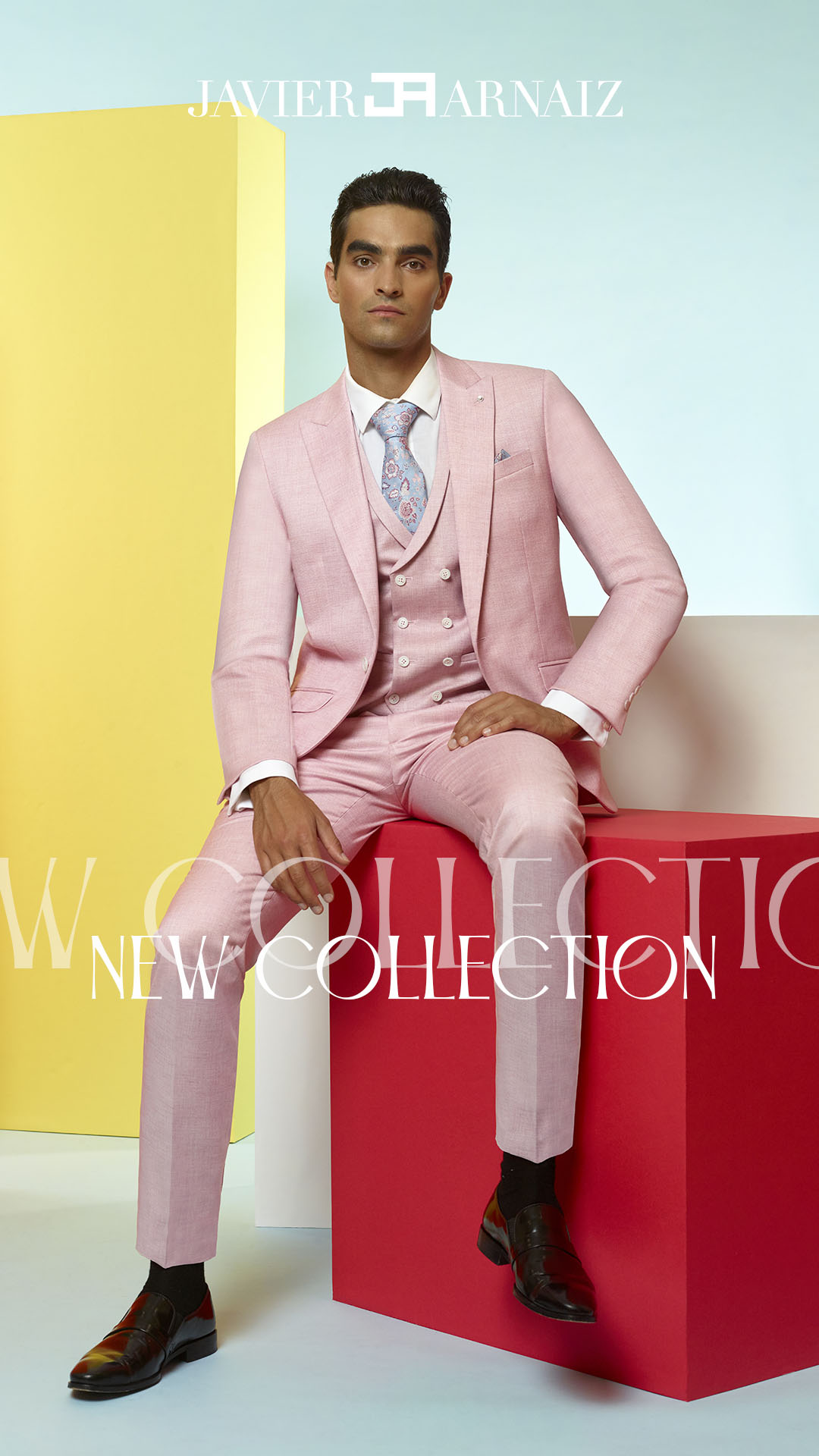 Traje de novio en color rosa con chaleco al tono del traje.