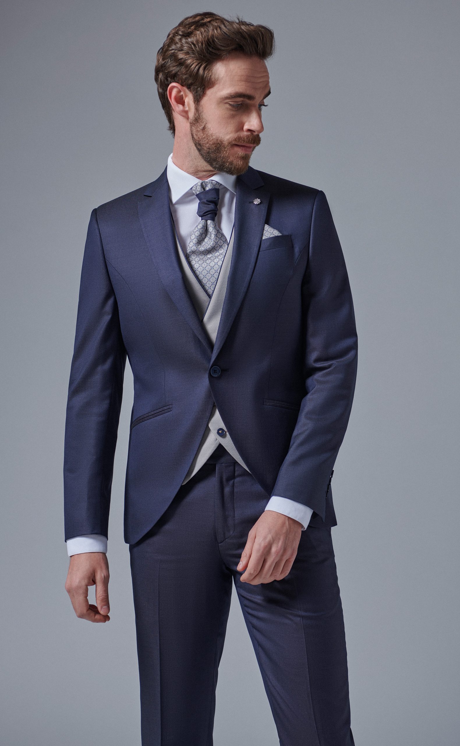 Traje de novio en color azul marino con chaleco gris plata liso de la Colección Trend.