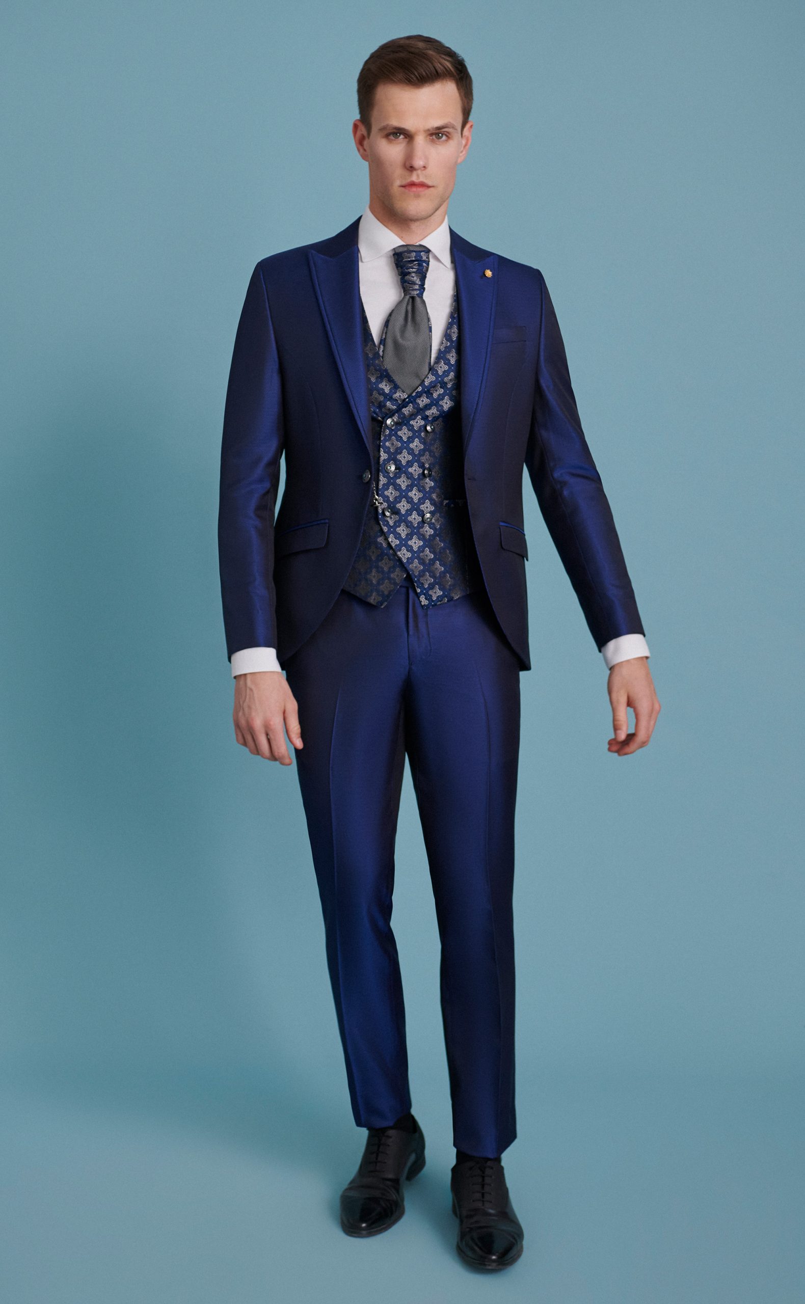 Traje de novio con solapa detalle en raso en color azul tinta Colección Wedding.