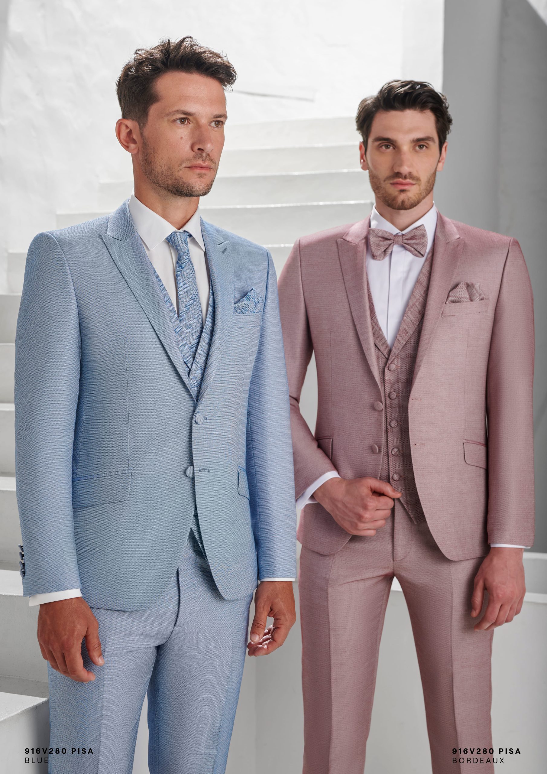 Trajes de novio en color rosa y azul empolvado con chaleco y complemento al tono.
